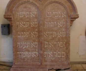 Spravodajstvo z podujatí / Kamenná tabuľa –  záchrana pamiatky zo synagógy v Rožňave - foto