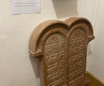 Spravodajstvo z podujatí / Kamenná tabuľa –  záchrana pamiatky zo synagógy v Rožňave - foto