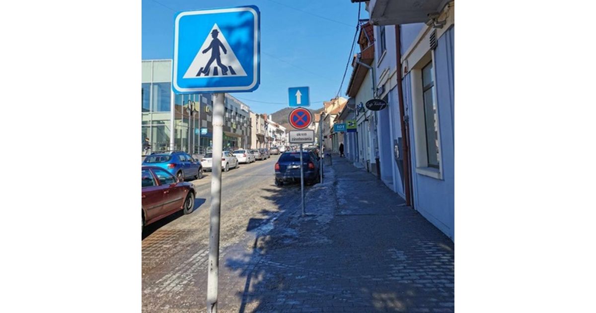 Zmena dopravného značenia „Zákaz zastavenia a státia“ na ulici Šafárikovej od OD KOCKA po Námestie baníkov