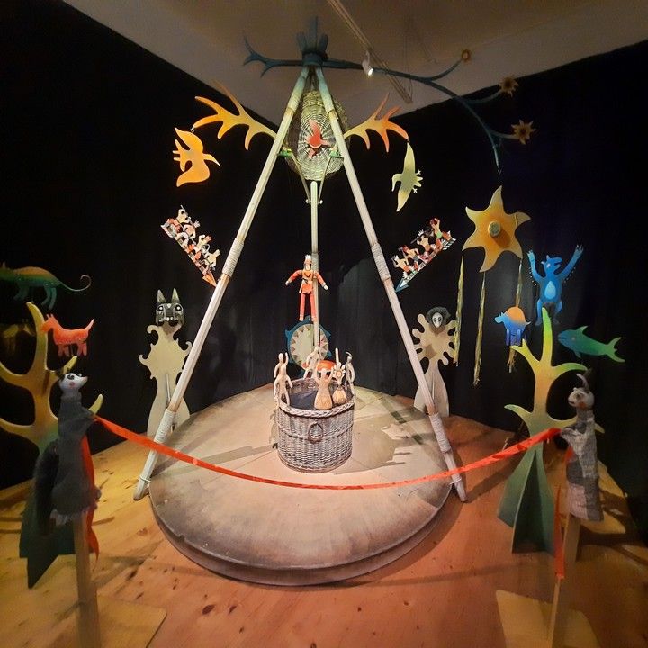 Zázračná ríša bábok a rozprávok/Mesék és bábok varázsbirodalma  -výstava k 25. jubileu Divadla rozprávok-Meseszínház v Rožňave
