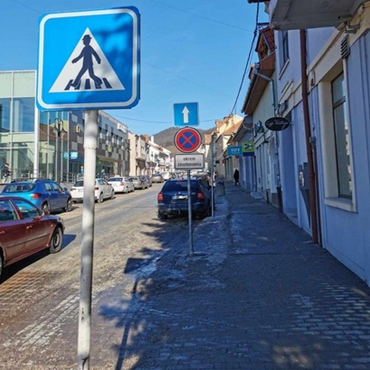 Zmena dopravného značenia „Zákaz zastavenia a státia“ na ulici Šafárikovej od OD KOCKA po Námestie baníkov
